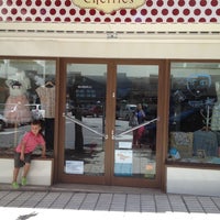 รูปภาพถ่ายที่ Cherries Boutique โดย Ruth M. เมื่อ 7/12/2012
