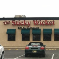 รูปภาพถ่ายที่ Sticky Wicket Bar and Grill โดย Tim  (OZZY) K. เมื่อ 2/21/2012