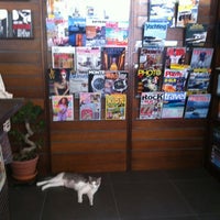 รูปภาพถ่ายที่ Bookish Store โดย Hulya เมื่อ 8/1/2012