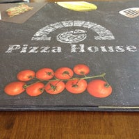 รูปภาพถ่ายที่ Pizza House โดย Merve A. เมื่อ 7/1/2012