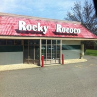 Das Foto wurde bei Rocky Rococo Pizza von Daxs B. am 4/23/2012 aufgenommen