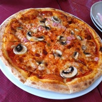 รูปภาพถ่ายที่ Koti pizza โดย Viktoriya P. เมื่อ 5/4/2012