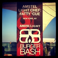 รูปภาพถ่ายที่ @AmstelLight Burger Bash โดย Kristina M. เมื่อ 2/24/2012