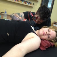 Foto tirada no(a) Naked Art Tattoos por Drew F. em 6/2/2012
