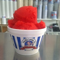 Photo taken at Uncle Louie G&amp;#39;s Italian Ices &amp;amp; Ice Cream by Lizzy on 8/11/2012