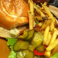 8/20/2012에 Jamay L.님이 High Heat Burgers &amp;amp; Tap에서 찍은 사진