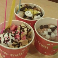 Photo taken at Tutti Frutti Frozen Yogurt by Jo J. on 9/7/2012
