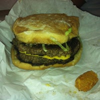 Foto tirada no(a) Ronnie&amp;#39;s Burgers por Jenn E. em 7/25/2012