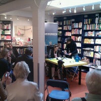 Foto tirada no(a) De Nieuwe Boekhandel por Catriona R. em 3/20/2012