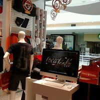 Photo taken at Coca-Cola Clothing by Marco Aurélio S. on 3/29/2012