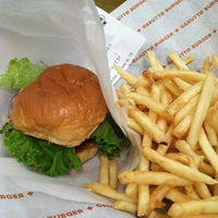 Foto tomada en Gabutto Burger  por Lisa W. el 6/22/2012