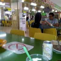 Photo taken at Sedap Rasa Indon- Thai Muslim Seafood @ Blk 2A Woodlands Centre Road by Leon B. on 9/27/2011