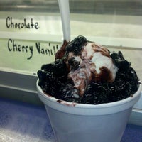 Foto tomada en Sundaes The Ice Cream Place  por Allison V. el 6/15/2012