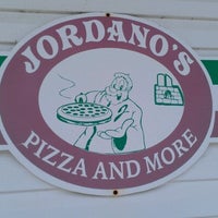 Photo prise au Jordano&amp;#39;s Pizza &amp;amp; More par Diane P. le7/14/2012