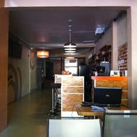 Foto tirada no(a) The Bagel Shop por Anabelle R. em 2/10/2012