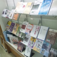 Photo taken at 久が原図書館 by Tatsuya N. on 7/21/2012