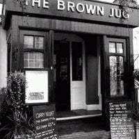 Foto tirada no(a) The Brown Jug por Jonathan P. em 12/31/2010
