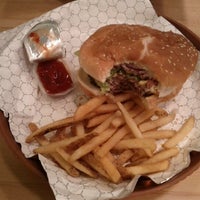 Das Foto wurde bei Chops (Burgers &amp;amp; Grill) von onur k. am 10/5/2011 aufgenommen