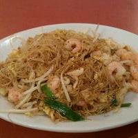 Photo taken at Lulu&amp;#39;s Rice &amp;amp; Noodles by Scott P. on 10/10/2011