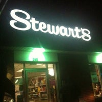 Foto tirada no(a) Stewart&amp;#39;s Shops por Steve E. em 11/10/2011