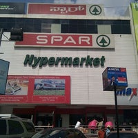 Foto tirada no(a) Spar Hypermarket por Suresh G. em 5/29/2011