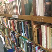 Foto diambil di Old Tampa Book Company oleh Noelley C. pada 5/26/2012