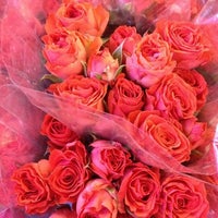 Снимок сделан в Rubia Flower Market пользователем Sarah L. 8/23/2012
