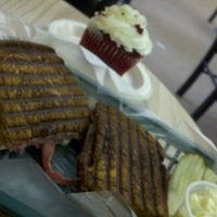 Foto scattata a Village Cup &amp;amp; Cakes da Jody il 9/8/2011