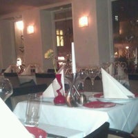 รูปภาพถ่ายที่ Restaurant Amalfi โดย Othmane L. เมื่อ 11/15/2011