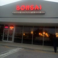 รูปภาพถ่ายที่ Bonsai Japanese Restaurant โดย Yvomne C. เมื่อ 9/16/2011