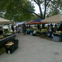 Foto tomada en Walker Square Farmers&amp;#39; Market  por Mike C. el 9/4/2011