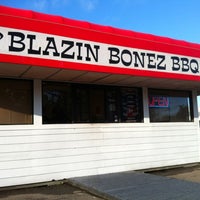 Foto tomada en Blazin Bones BBQ  por Sunshine D. el 4/19/2012
