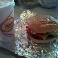 Photo prise au Z-Burger par Liz C. le5/22/2011