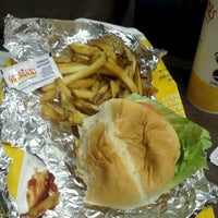 Foto tomada en Good Times Burgers &amp;amp; Frozen Custard  por Stephen G. el 10/22/2011