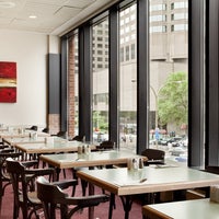 รูปภาพถ่ายที่ Travelodge Hotel by Wyndham Montreal Centre โดย Nathalie D. เมื่อ 5/4/2012