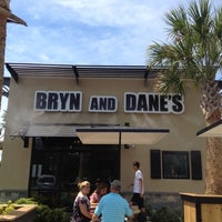 รูปภาพถ่ายที่ Bryn and Dane&amp;#39;s โดย Janet W. เมื่อ 7/3/2012