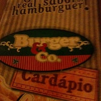 Foto tirada no(a) Hamburgueria Burger &amp; Co. por Fabiana Sophia em 3/2/2012