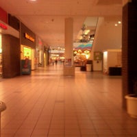รูปภาพถ่ายที่ Crossroads Mall โดย Sarah G. เมื่อ 4/18/2011
