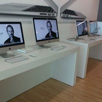 10/6/2011 tarihinde Héctor G.ziyaretçi tarafından ITESM Apple Authorized Campus Store'de çekilen fotoğraf