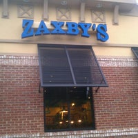 Photo taken at Zaxby&amp;#39;s Chicken Fingers &amp;amp; Buffalo Wings by Andrè P. on 6/9/2012