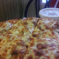 Foto diambil di Bellacino&amp;#39;s Pizza &amp;amp; Grinders oleh Michelle M. pada 9/23/2011