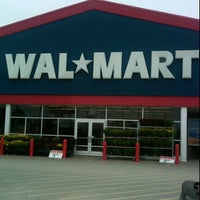 Das Foto wurde bei Walmart Supercentre von Jeff G. am 9/23/2011 aufgenommen