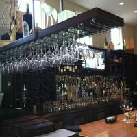 Foto diambil di Darren&amp;#39;s Restaurant &amp;amp; Bar oleh Linda C. pada 6/19/2012