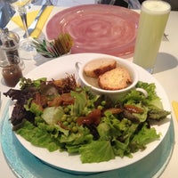 Foto diambil di Saladerie Gourmet Salad Bar oleh Fabio T. pada 7/7/2012