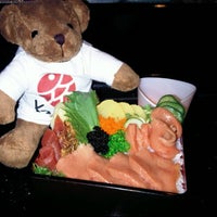 รูปภาพถ่ายที่ Kazoku Sushi โดย Bondz S. เมื่อ 2/14/2012