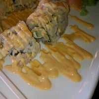 Foto scattata a Inoko Sushi Express da Michelle W. il 6/5/2012
