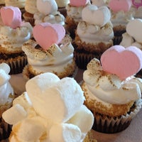 รูปภาพถ่ายที่ Gigi&amp;#39;s Cupcakes โดย Sara M. เมื่อ 2/11/2012