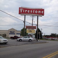 Foto tomada en Firestone Complete Auto Care  por Darren R. el 4/26/2012