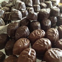 รูปภาพถ่ายที่ Chocolates By Michelle โดย Angelique B. เมื่อ 5/5/2012