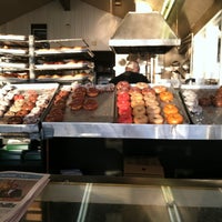 รูปภาพถ่ายที่ Original House of Donuts โดย Nathaly K. เมื่อ 2/27/2012